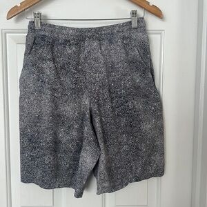 Lululemon men’s pacebreaker multi color 9in shorts grey size small